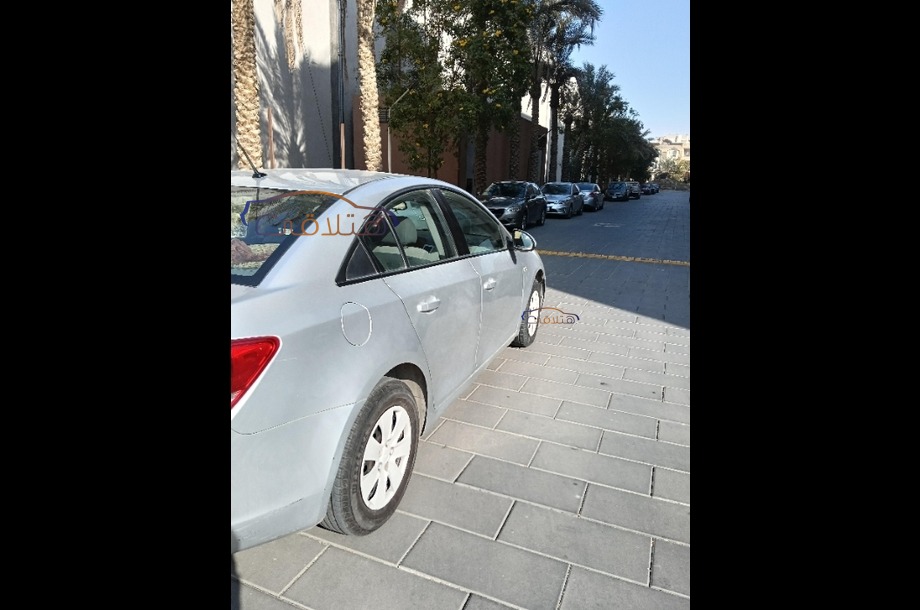 Cruze Chevrolet فضي