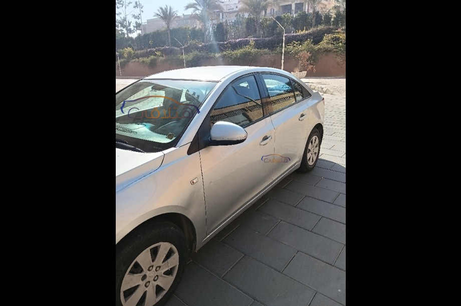 Cruze Chevrolet فضي