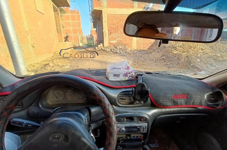 Accent Hyundai احمر غامق