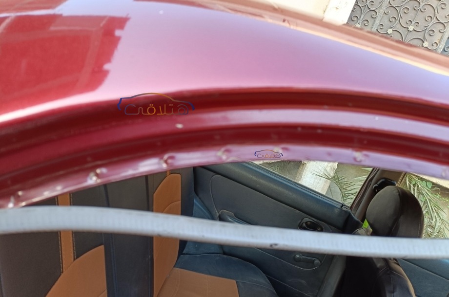 Accent Hyundai احمر غامق