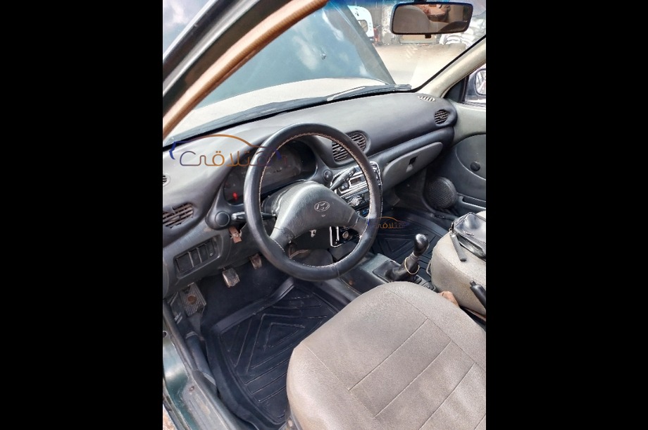 Accent Hyundai Dark green