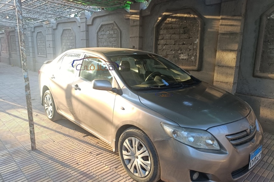 Corolla Toyota ذهبي