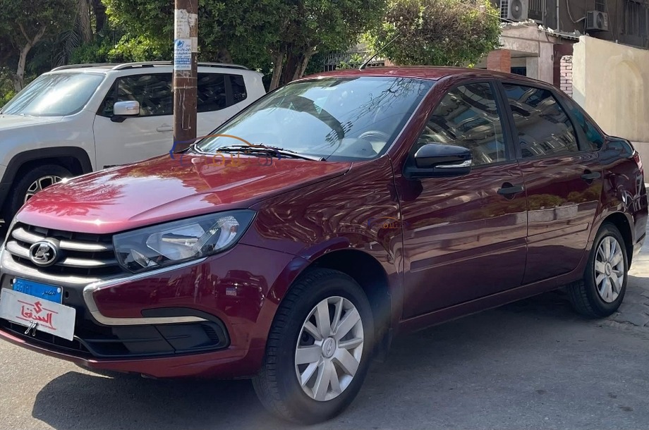 Granta Lada احمر غامق