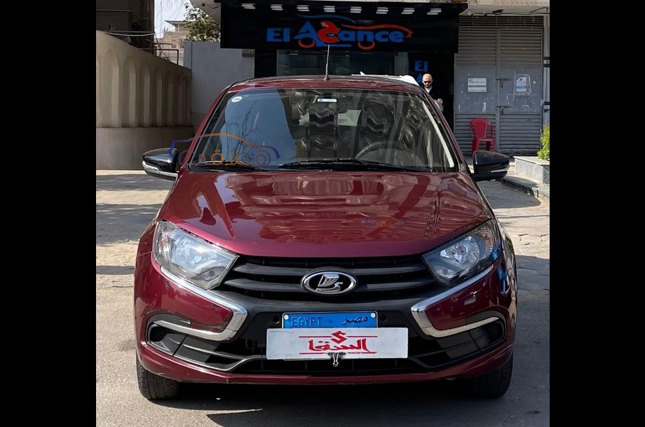 Granta Lada احمر غامق