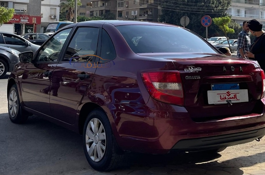 Granta Lada احمر غامق