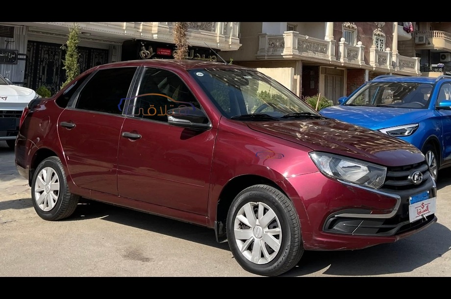 Granta Lada احمر غامق