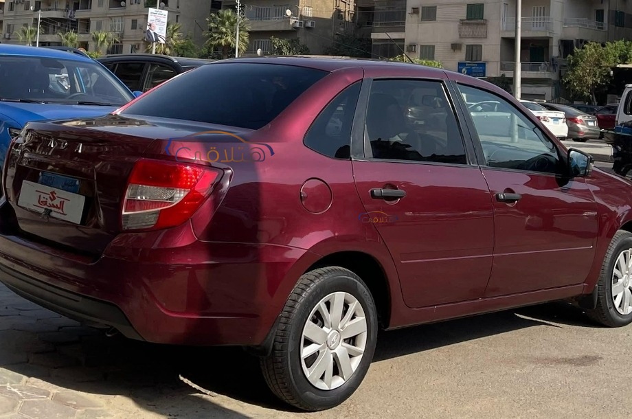 Granta Lada احمر غامق