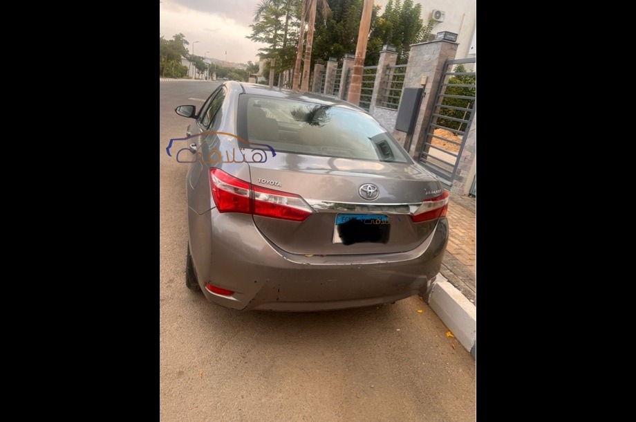 Corolla Toyota فضي