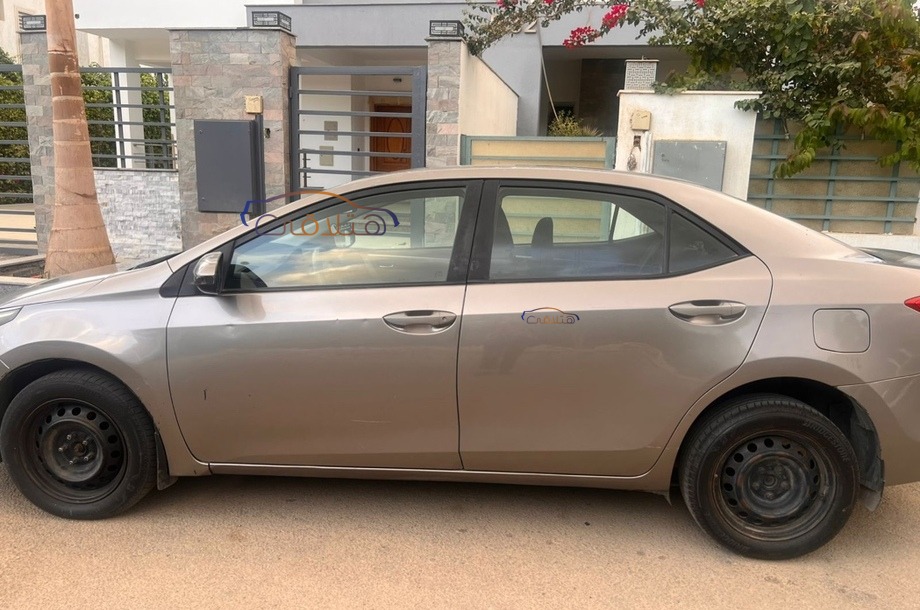 Corolla Toyota فضي