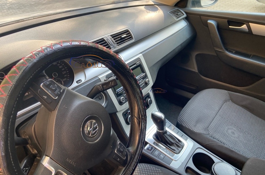 Passat Volkswagen فضي