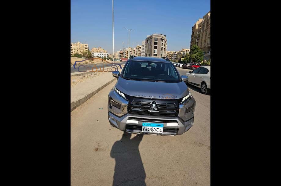Xpander Cross Mitsubishi فضي