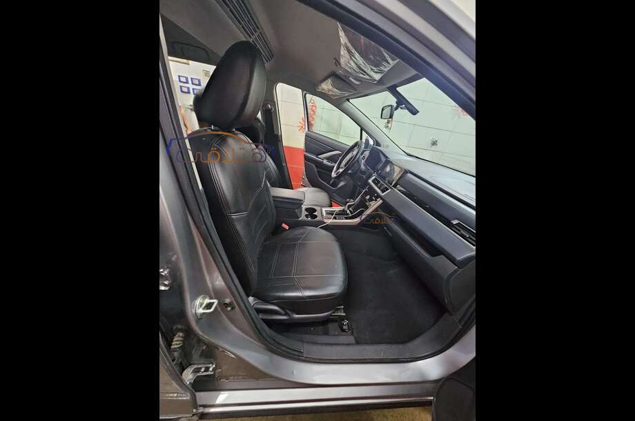 Xpander Cross Mitsubishi فضي