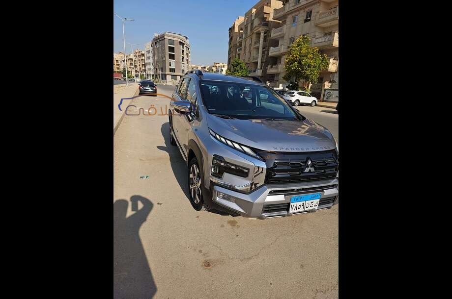 Xpander Cross Mitsubishi فضي