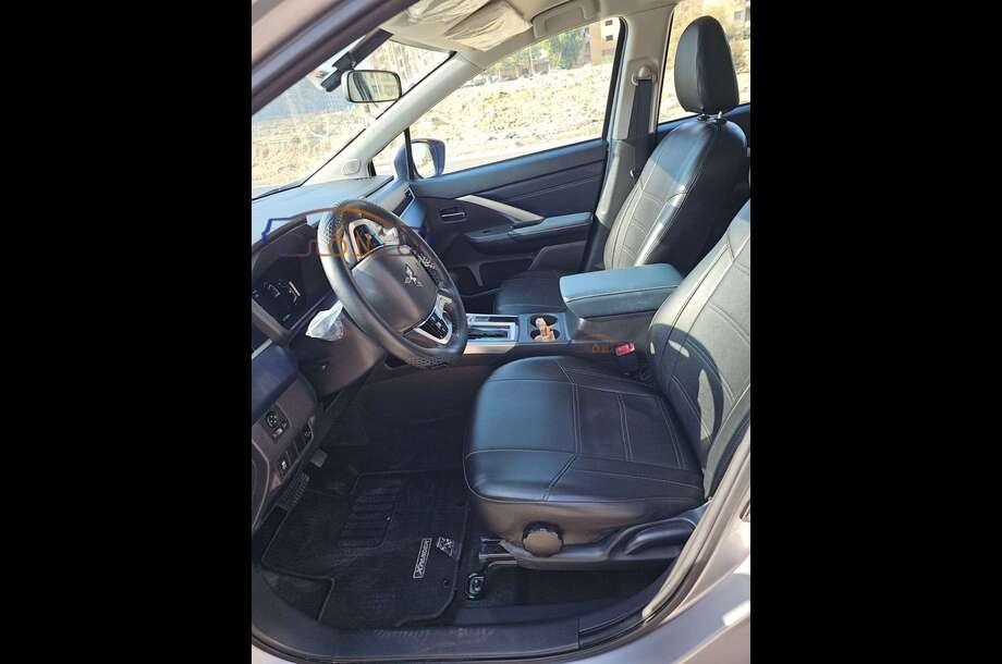 Xpander Cross Mitsubishi فضي