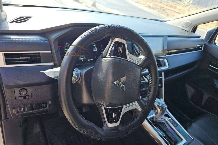 Xpander Cross Mitsubishi فضي