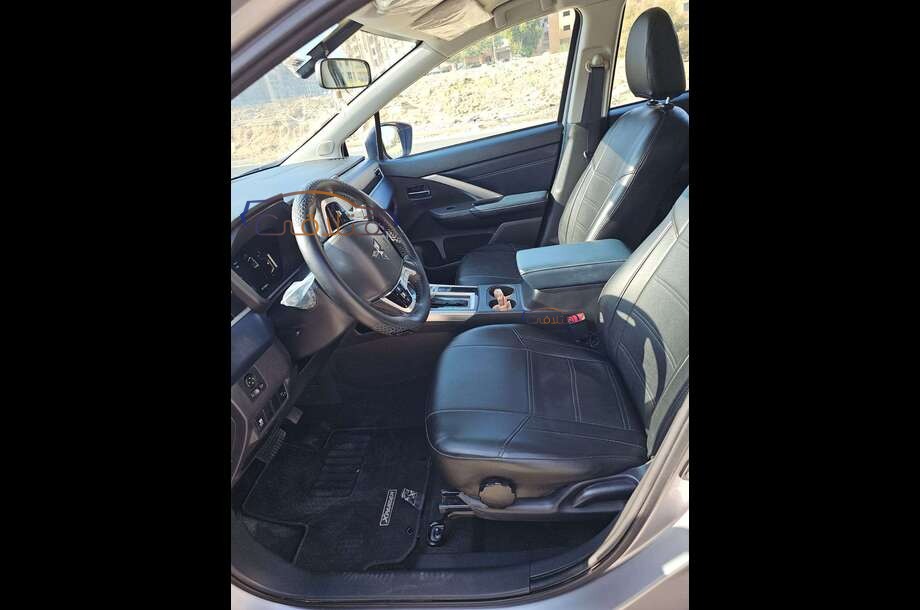 Xpander Cross Mitsubishi فضي