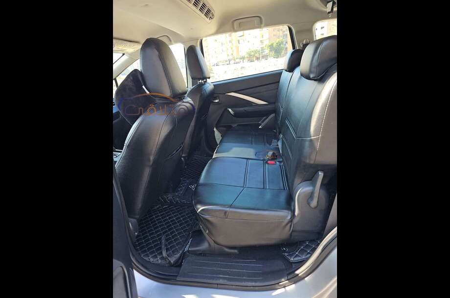 Xpander Cross Mitsubishi فضي