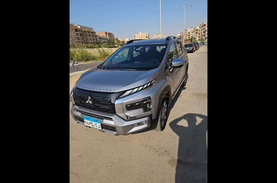 Xpander Cross Mitsubishi فضي