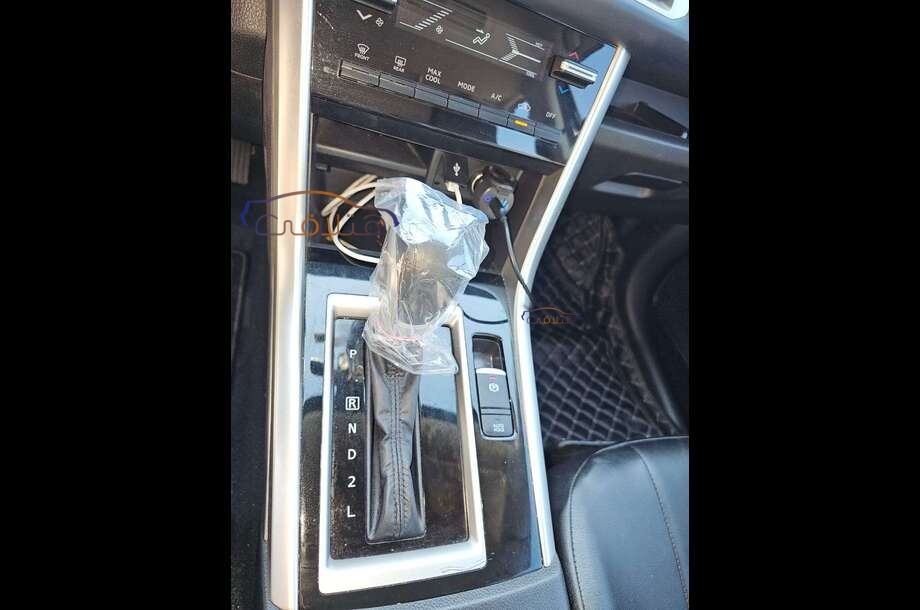 Xpander Cross Mitsubishi فضي