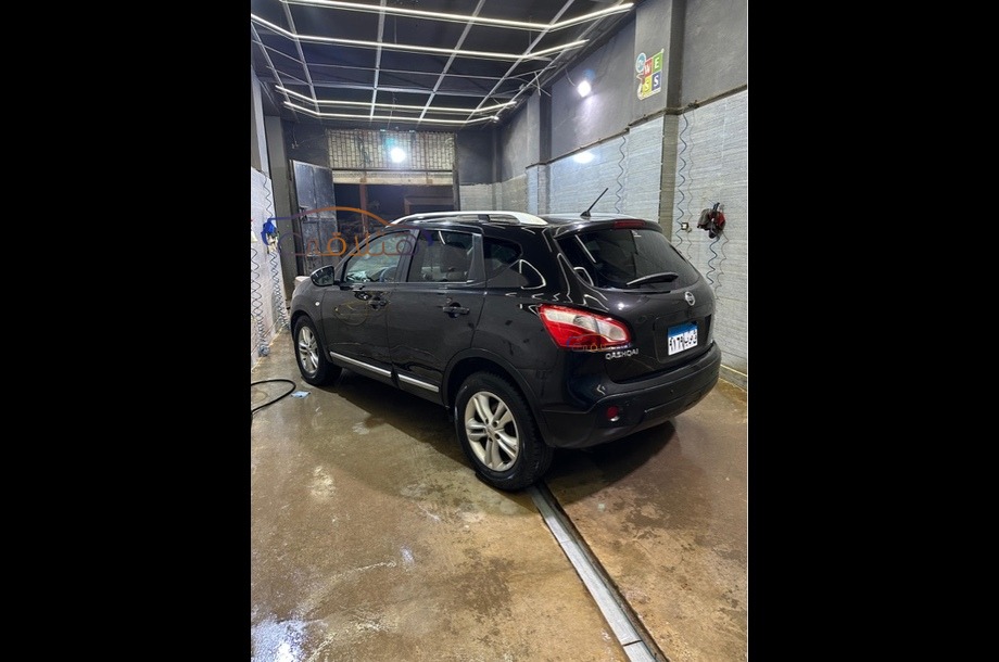 Qashqai Nissan أسود