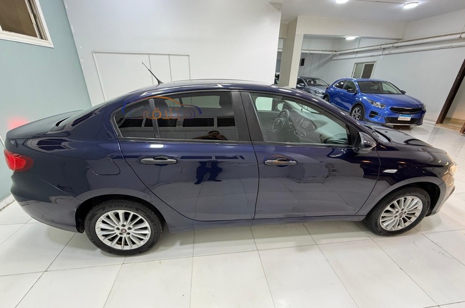 Tipo Fiat الأزرق الداكن