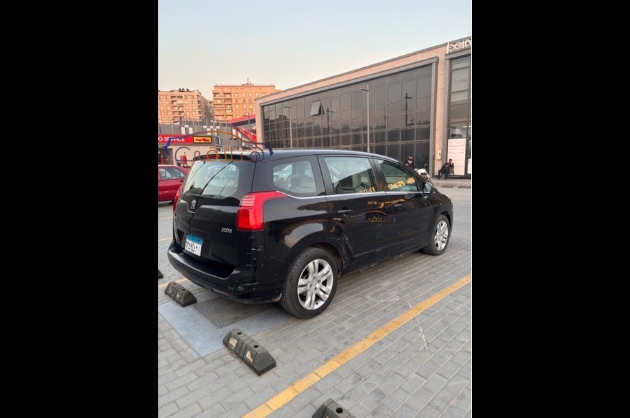 5008 Peugeot أسود