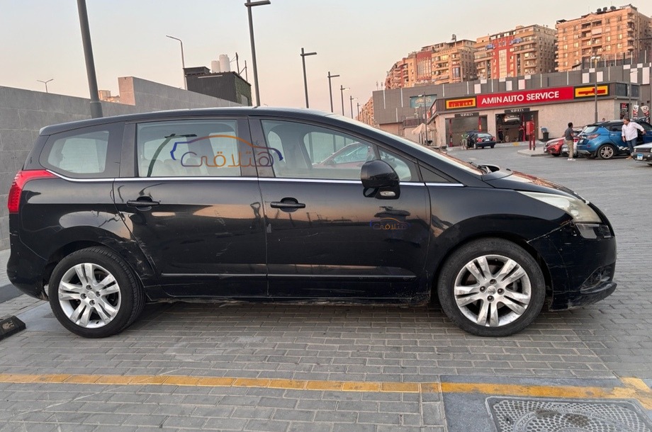 5008 Peugeot أسود
