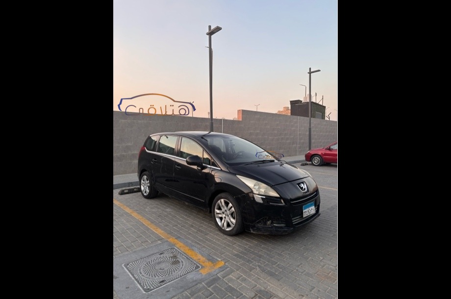 5008 Peugeot أسود