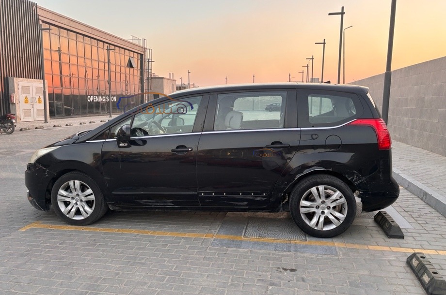5008 Peugeot أسود