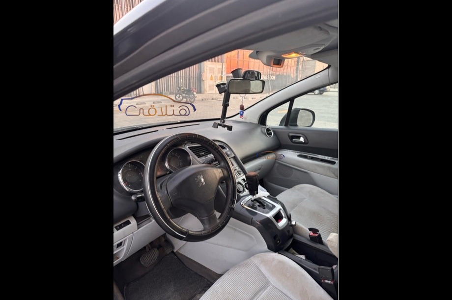 5008 Peugeot أسود
