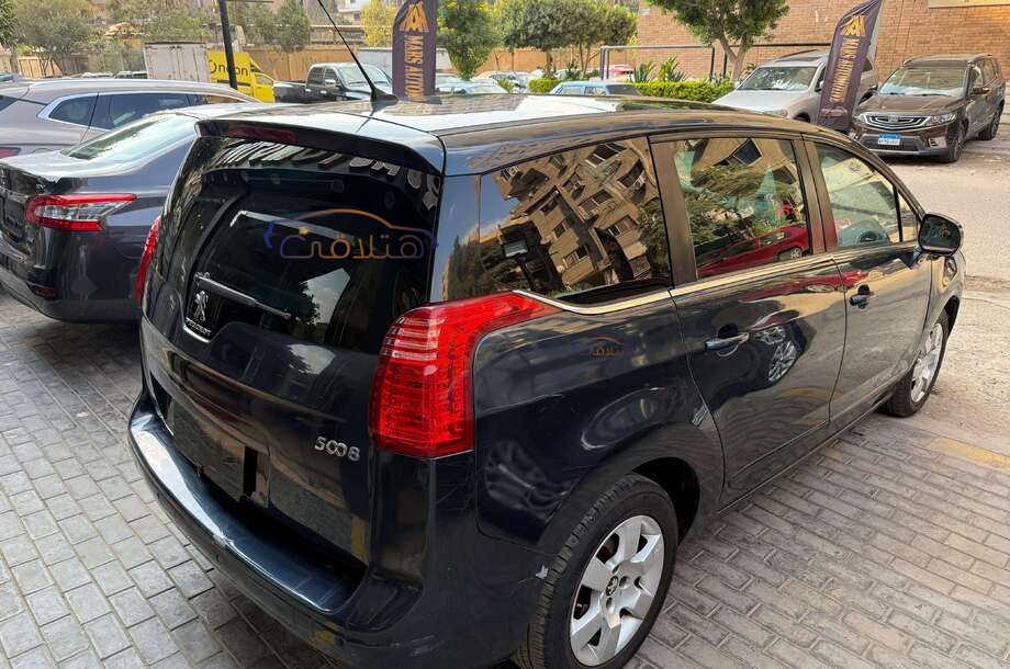 5008 Peugeot الأزرق الداكن