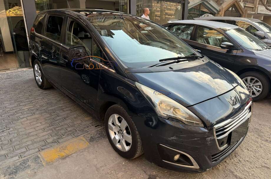 5008 Peugeot الأزرق الداكن