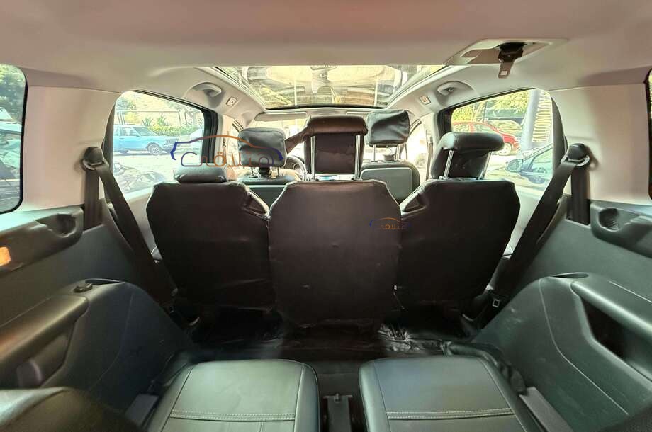 5008 Peugeot الأزرق الداكن