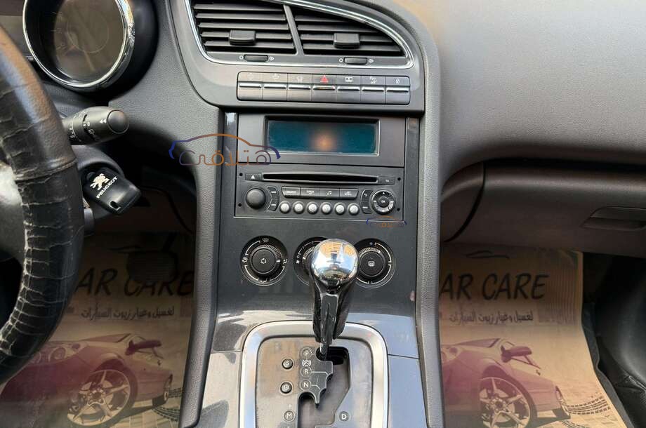 5008 Peugeot الأزرق الداكن