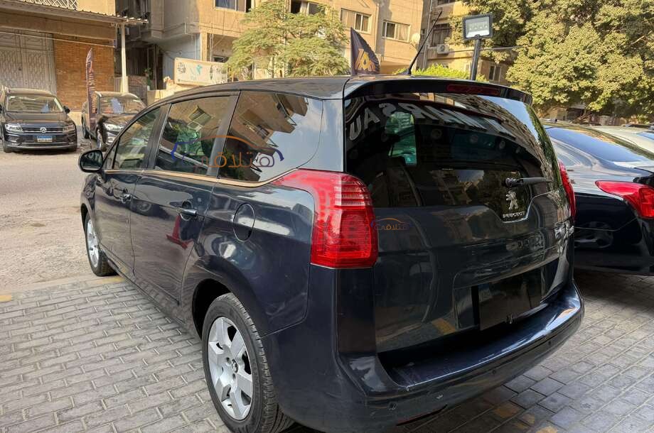 5008 Peugeot الأزرق الداكن