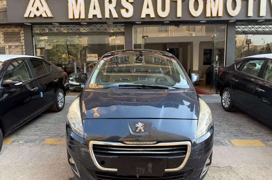 5008 Peugeot الأزرق الداكن