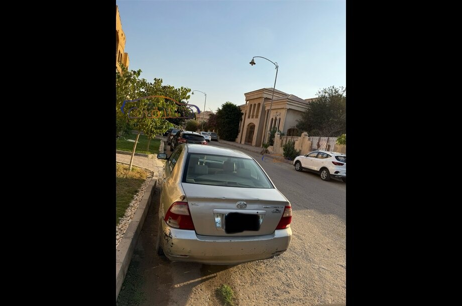 Corolla Toyota ذهبي