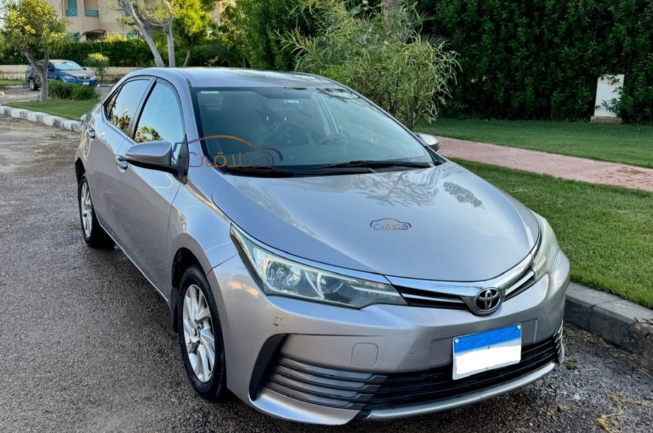 Corolla Toyota فضي