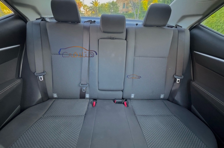 Corolla Toyota فضي