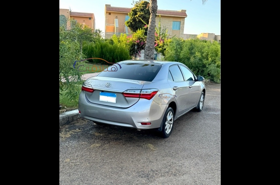 Corolla Toyota فضي