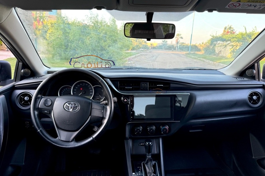 Corolla Toyota فضي