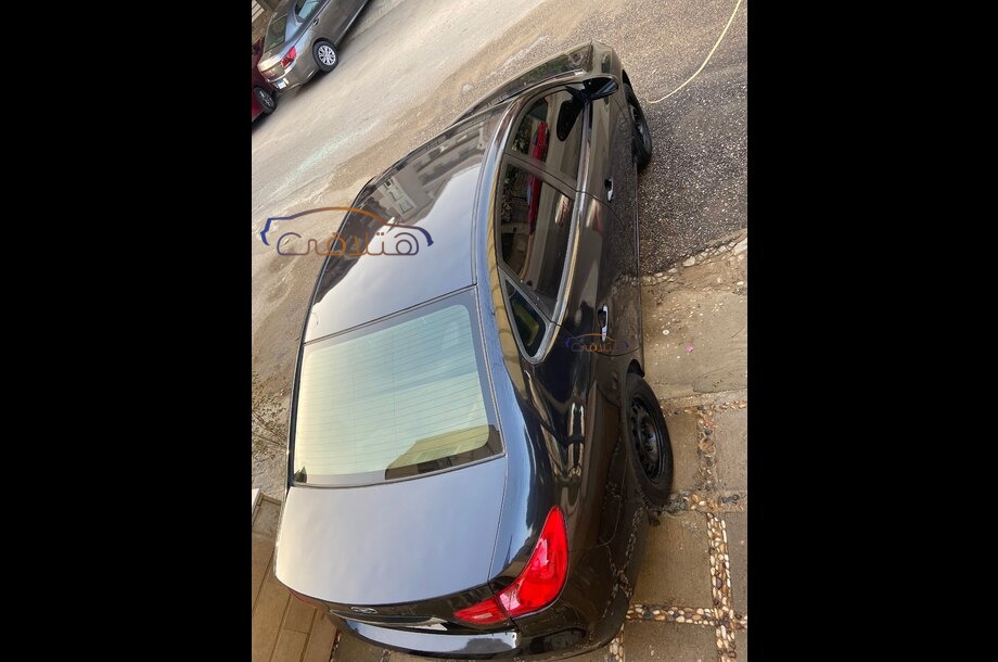 Elantra Hyundai أسود