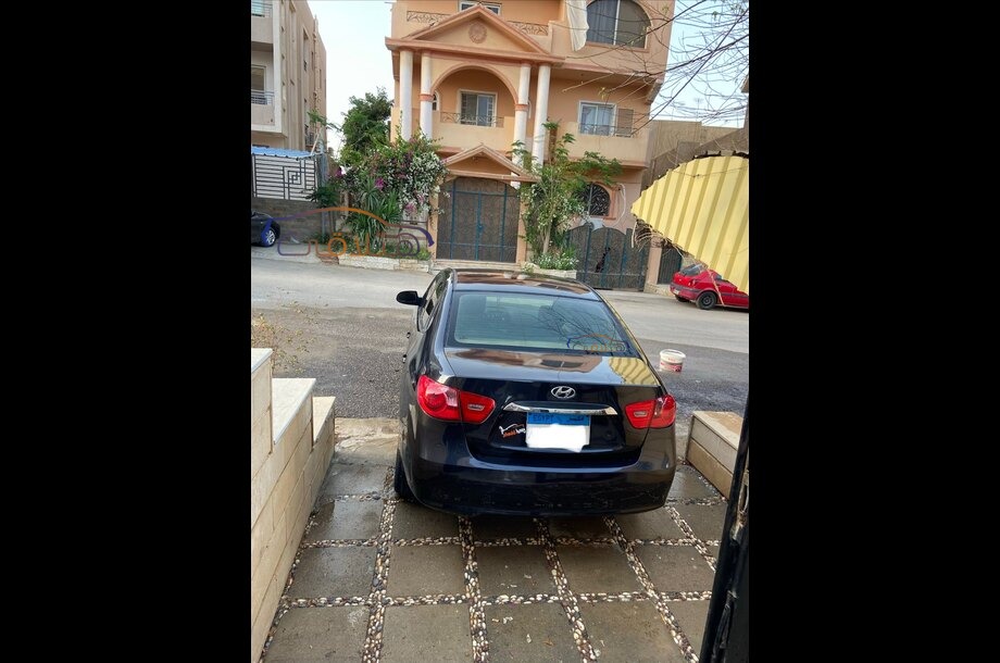 Elantra Hyundai أسود