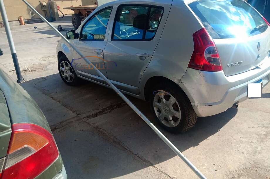 Sandero Renault فضي