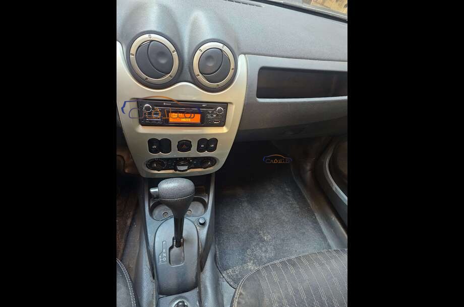 Sandero Renault فضي