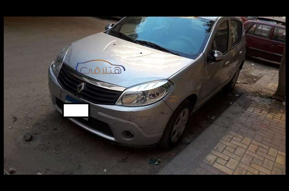 Sandero Renault فضي