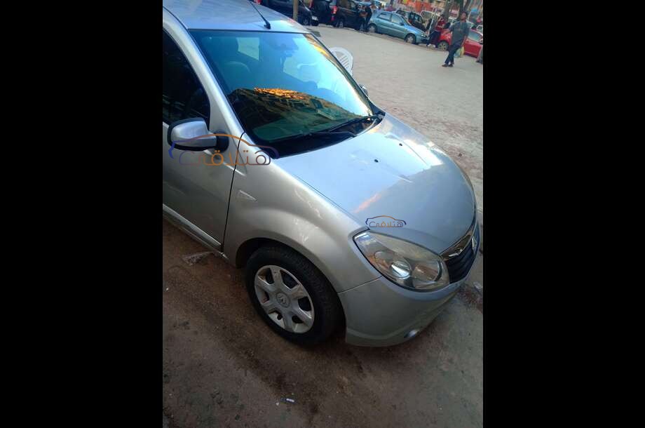 Sandero Renault فضي
