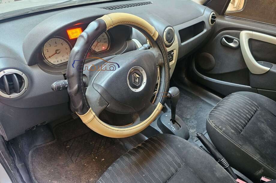 Sandero Renault فضي
