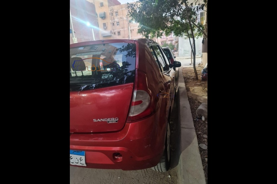Sandero Renault احمر