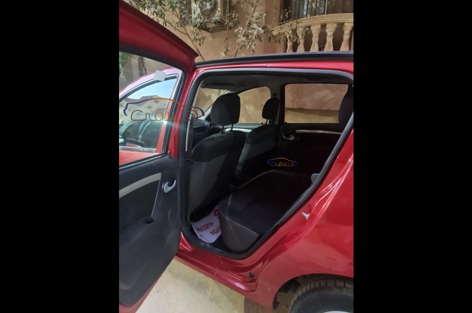 Sandero Renault احمر